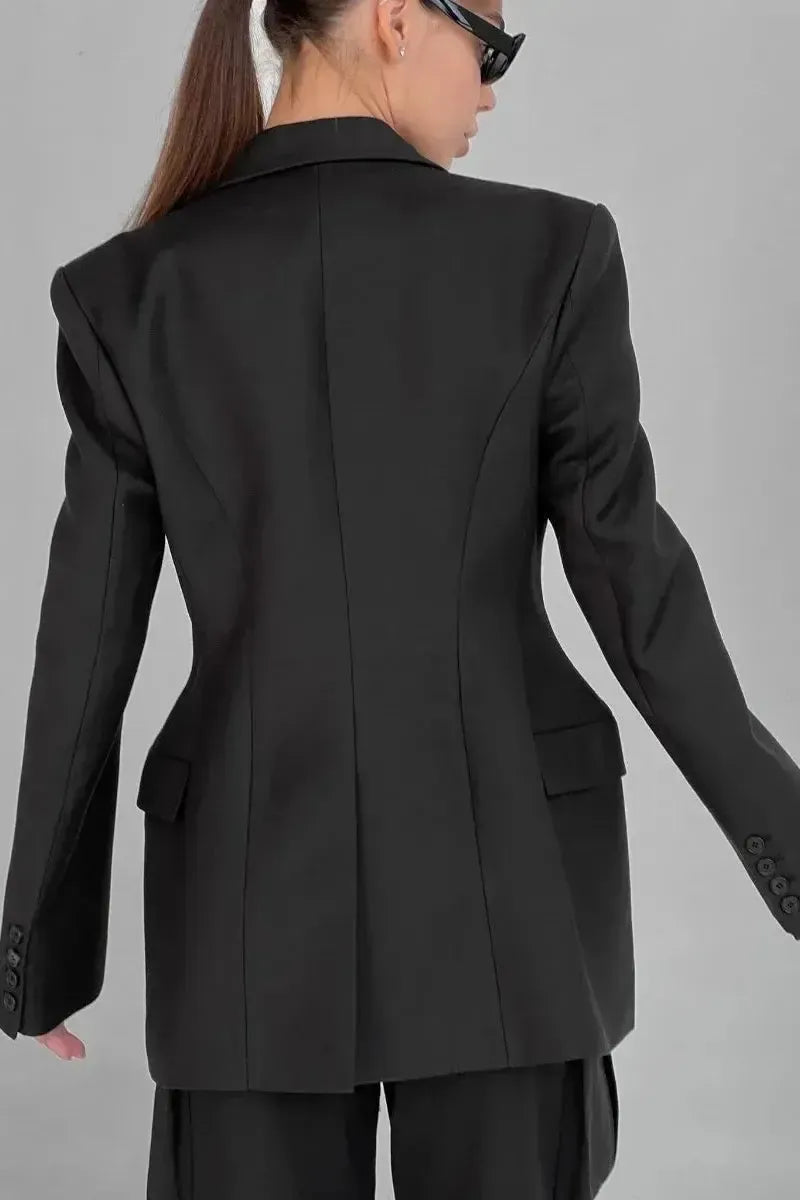 Tidløs klassisk kvindeblazer i alsidigt design, perfekt til både kontor og fritid.