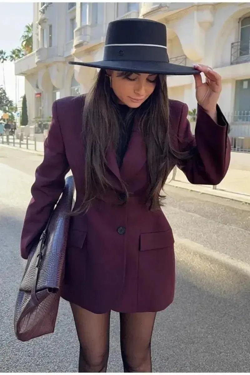 Stilfuld bordeaux skræddersyet kvindeblazer, ideel til et elegant og professionelt look.