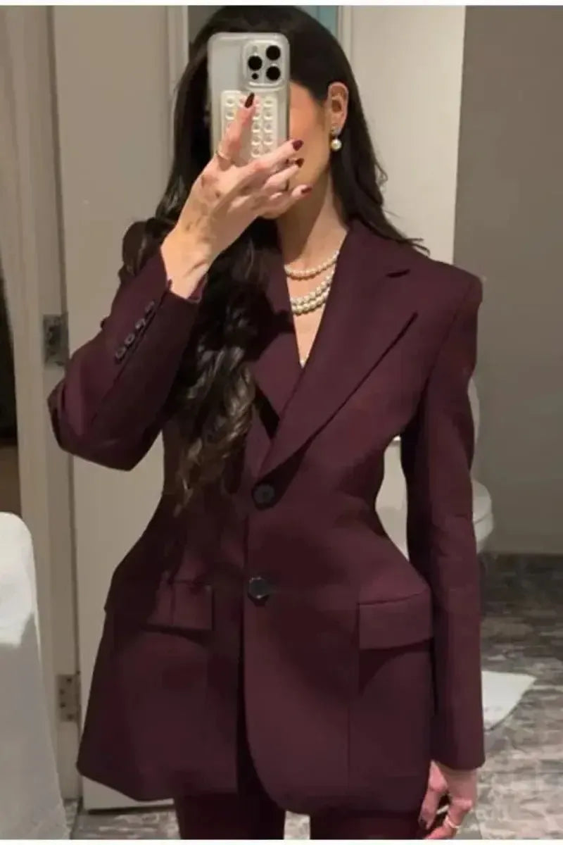Alsidig klassisk kvindeblazer i sort, perfekt til at skabe et stilfuldt og tidløst outfit.