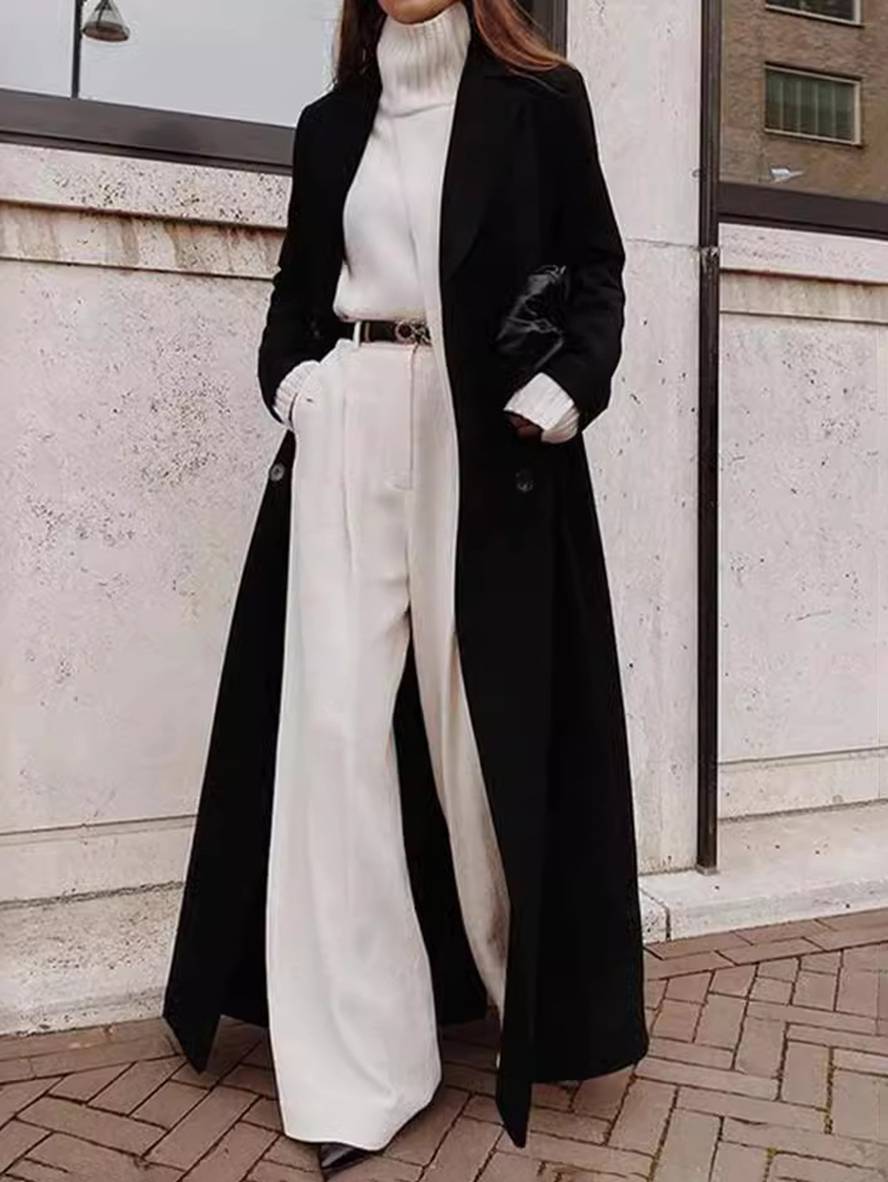Elegant sort lang damefrakke med dobbeltradet lukning og klassisk reverskrave, perfekt til vinterstil.