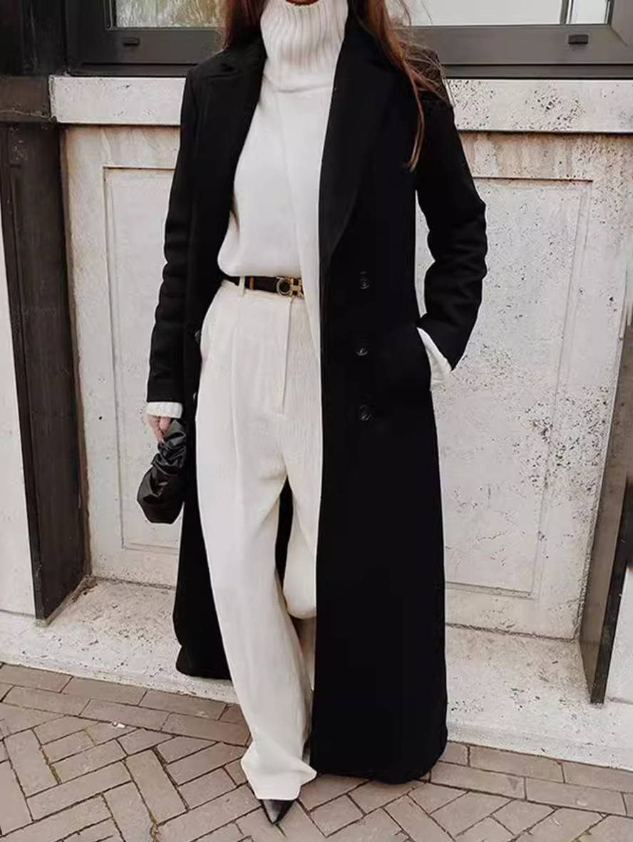 Tidløs sort dobbeltradet damefrakke med markante revers, der tilføjer elegance til din vintergarderobe.