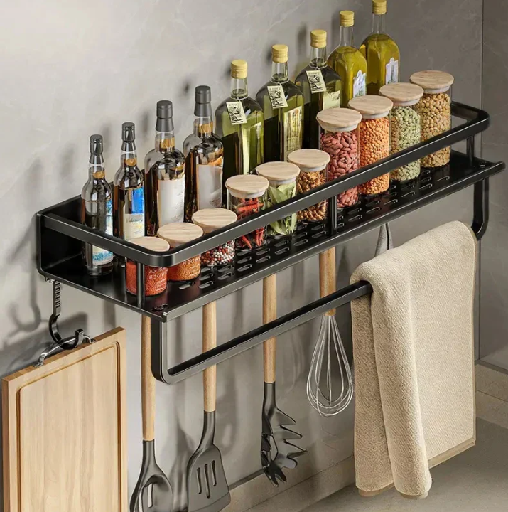 ChefRack væghylde i elegant sort metal design. Optimal til opbevaring af køkkenredskaber og dine yndlingskrydderier.