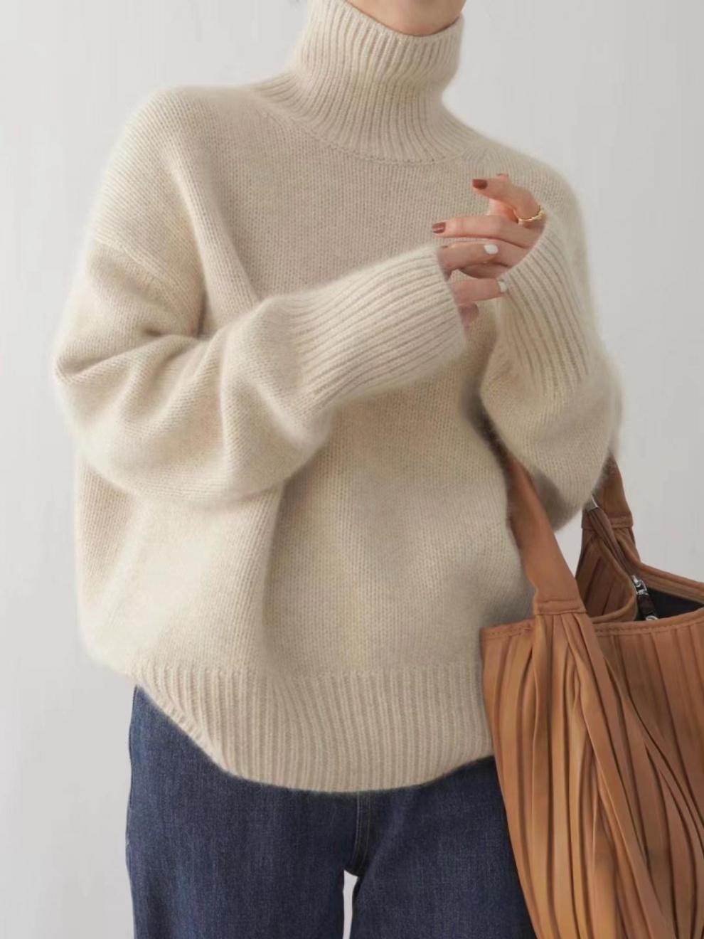 Elegant sort rullekravetrøje til kvinder, perfekt til vinter og mode.