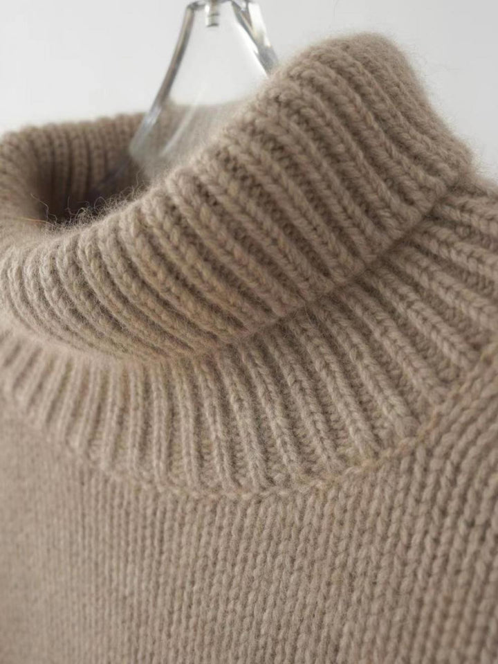 Smart rullekravetrøje til damer, fremhæver elegance og moderne mode.