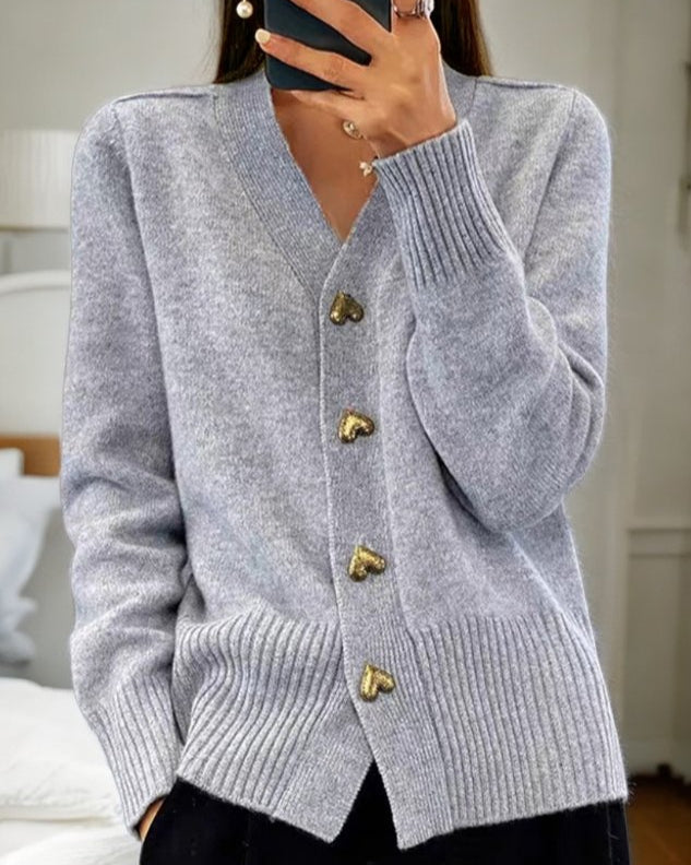 Elegant strikket cardigan til kvinder med fine hjerteknapper. Komfortabel og alsidig til lag-på-lag.