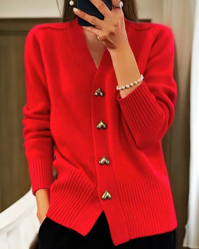 Detaljebillede af charmerende hjerteknapper på en elegant, strikket cardigan til kvinder. Romantisk og unik.