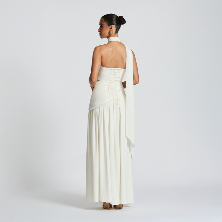 Feminine stropløs aftenkjole med asymmetrisk fald og ben-slids, der fremhæver benene elegant.