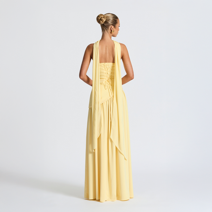 Lang stropløs aftenkjole med glamourøst asymmetrisk design og en iøjnefaldende slids.