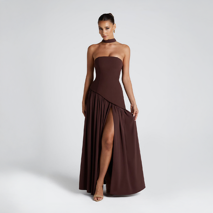 Glamourøs maxi stropløs kjole med asymmetrisk kant og smuk slids, perfekt til særlige lejligheder.