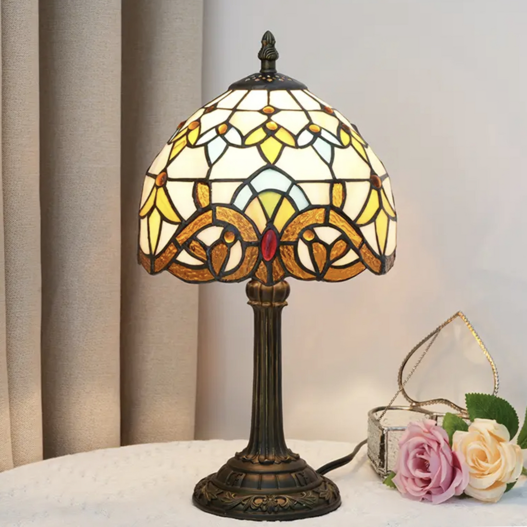 Vintage Tiffany glaslampe med farvet mønster, en dekorativ retro bordlampe skaber stemning i ethvert rum.