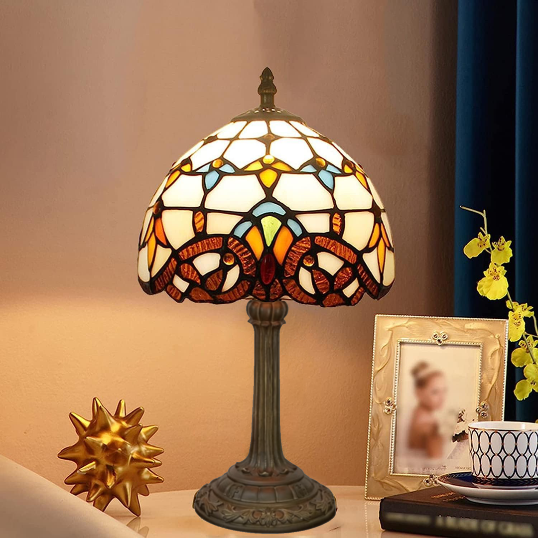 Håndlavet Tiffany bordlampe i farvet glasdesign, elegant retro belysning der tilføjer hygge og stil til hjemmet.