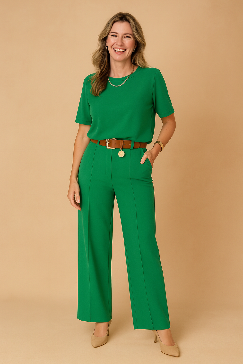 Komfortabelt damesæt med løse vide bukser & trendy crop top. Ideelt til hverdag & afslapning.