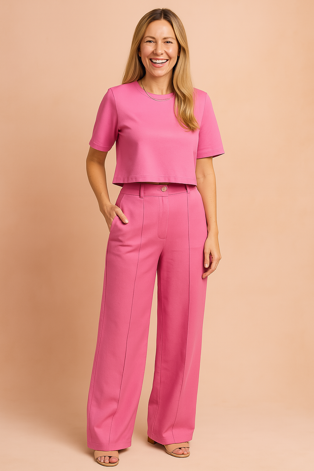 Moderne crop top & stilfulde vide bukser i et elegant damesæt. Skab et chic look med dette sommertøj.