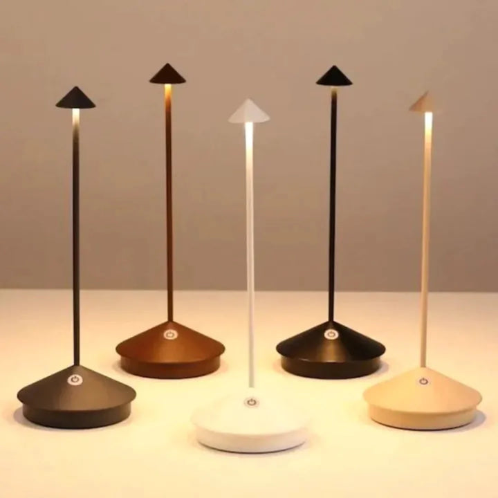 Oversigt over dæmpbar trådløs bordlampe på et moderne skrivebord. Funktionel og stilren.