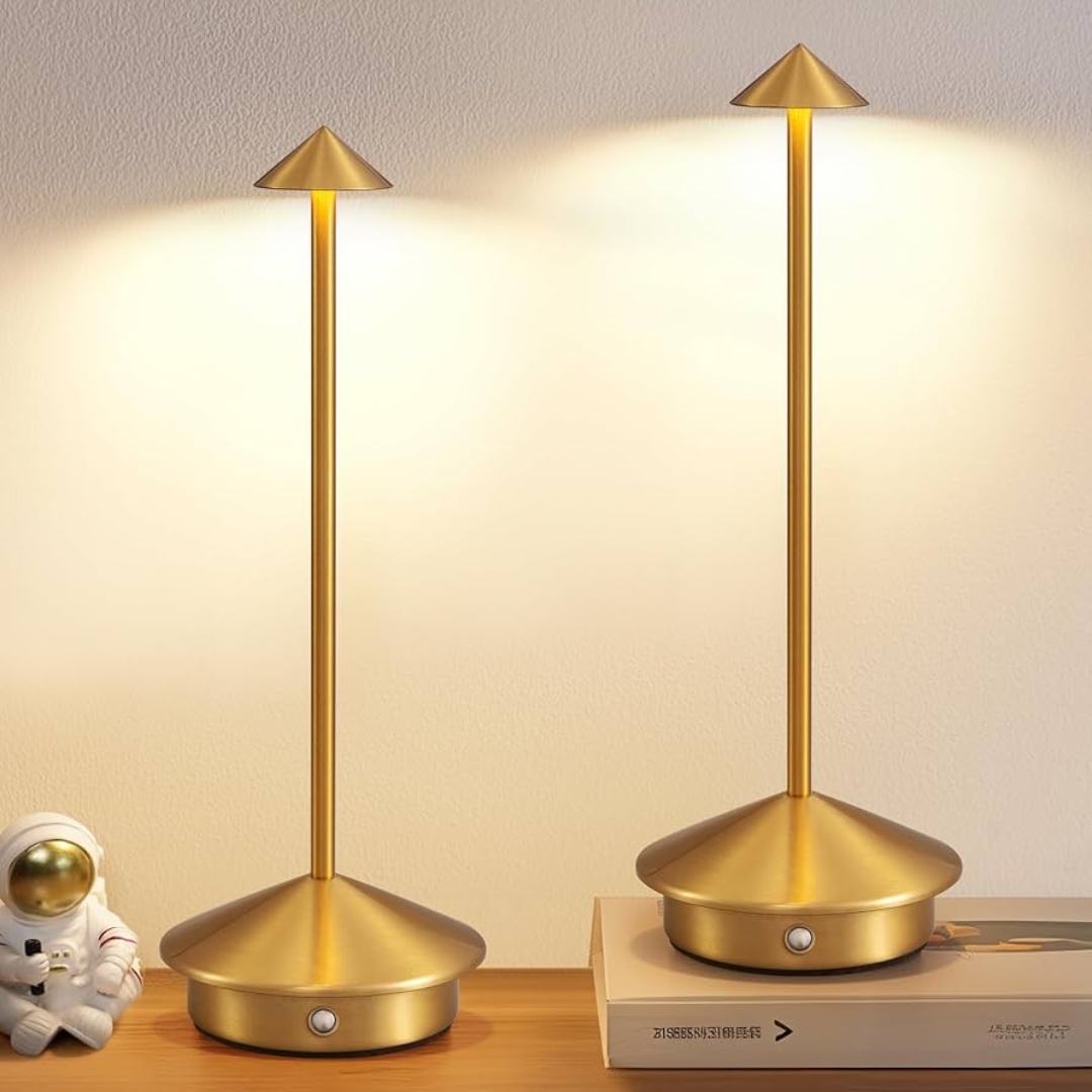 Lav vinkel af vandtæt bordlampe, der lyser op nedefra. Fremhæver design og placering.