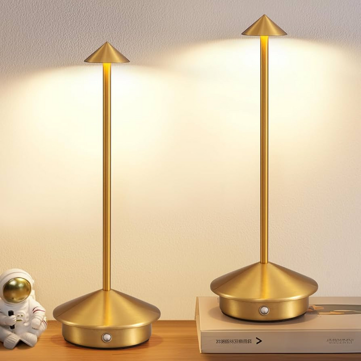 Lav vinkel af vandtæt bordlampe, der lyser op nedefra. Fremhæver design og placering.