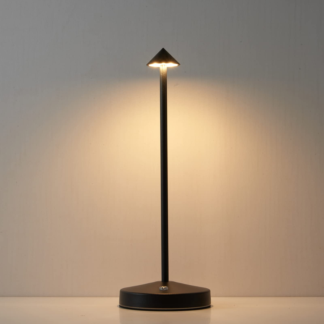 Alsidig trådløs bordlampe til indendørs/udendørs brug. Dæmpbart LED lys skaber hygge overalt.