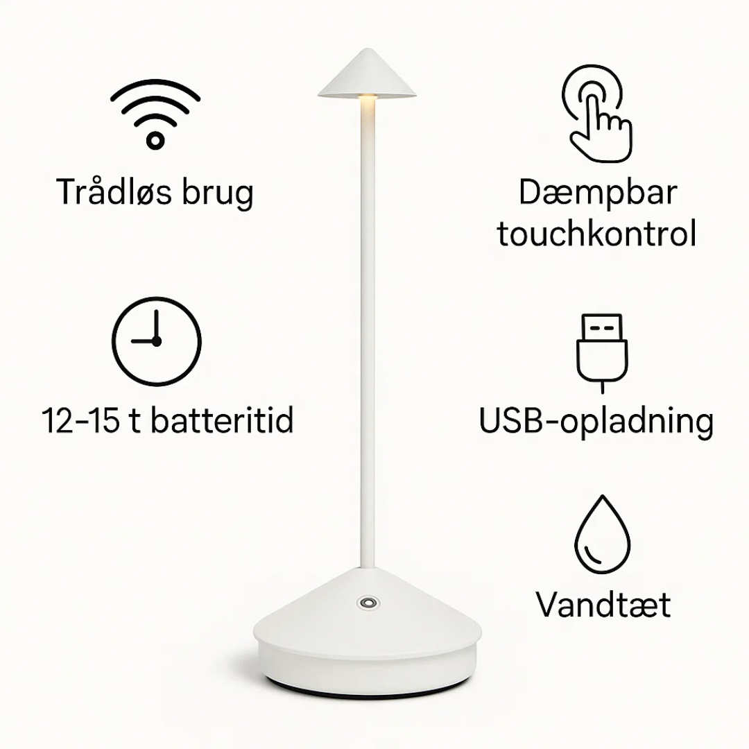Hvid trådløs bordlampe på træbord. Dæmpbart lys skaber afslappet atmosfære i stuen.