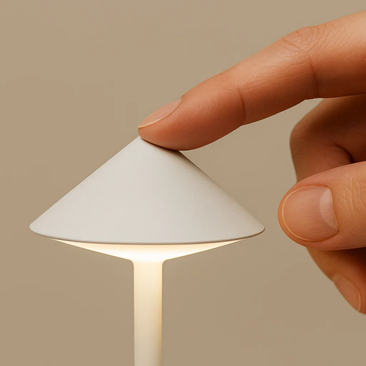 Genopladelig bordlampe i soveværelset, brugt som natlampe. Dæmpbart lys for rolig stemning.
