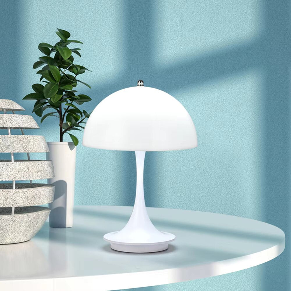 Elegant trådløs bordlampe med genopladelig LED. Perfekt til stemningsfuld belysning i moderne hjem.