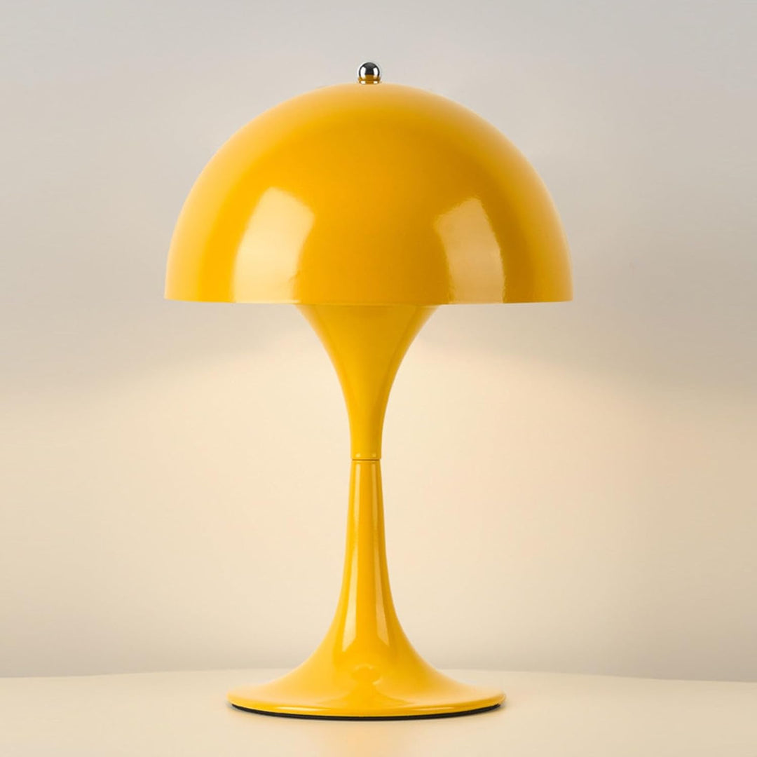 Genopladelig trådløs bordlampe med energieffektiv LED. Optimal for moderne og dekorativ boligindretning.
