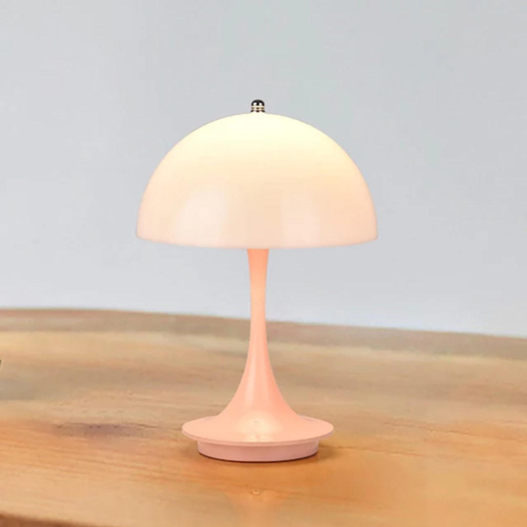 Elegant genopladelig bordlampe med LED lys. Moderne design for en unik boligindretning uden ledninger.