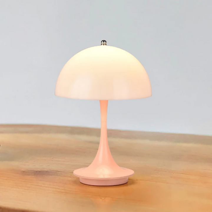 Elegant genopladelig bordlampe med LED lys. Moderne design for en unik boligindretning uden ledninger.