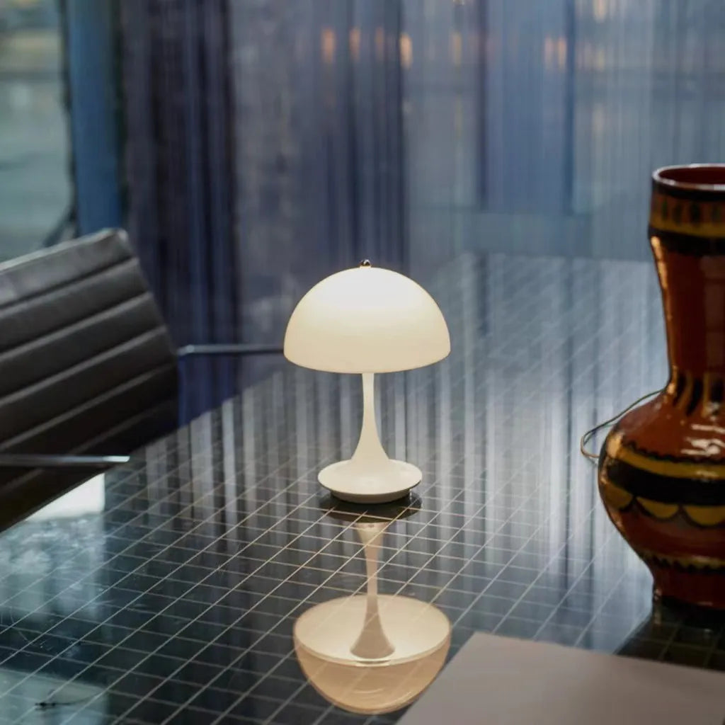 Stilren trådløs LED lampe, genopladelig. En dekorativ bordlampe til stemningsfuld belysning overalt.
