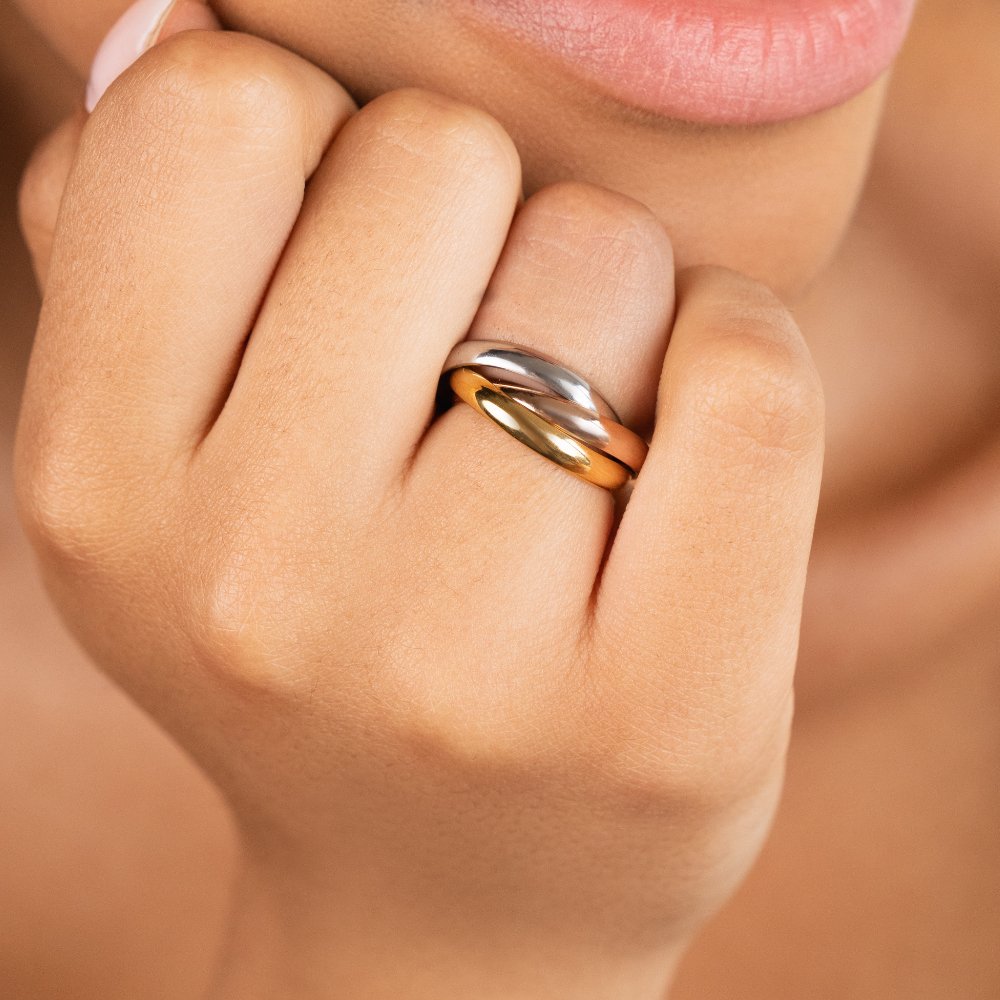 Smuk dame loop-ring i tre farver med funklende sten. Et stilrent og glitrende smykke til enhver anledning.