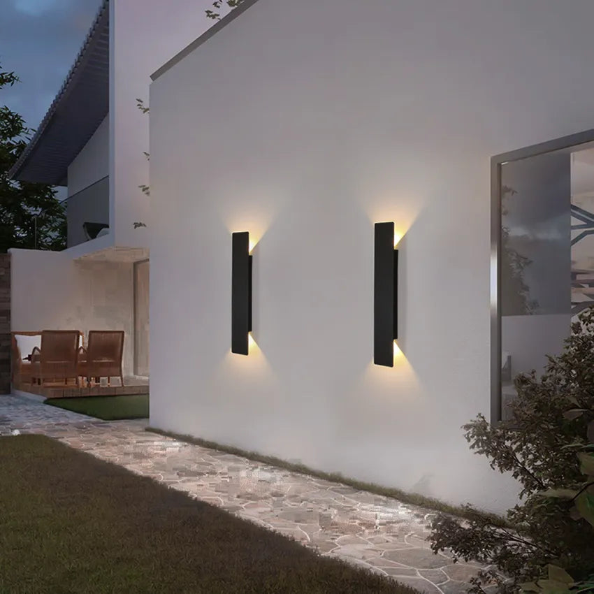 Robust udendørs LED væglampe med IP65. Vejrbestandig og energieffektiv løsning til moderne facade og havebelysning.