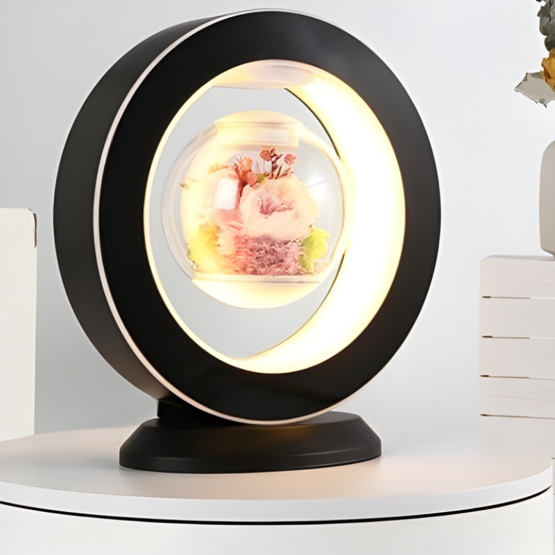 Kompakt USB-bordlampe med betagende flydende blomst, skaber en rolig atmosfære.
