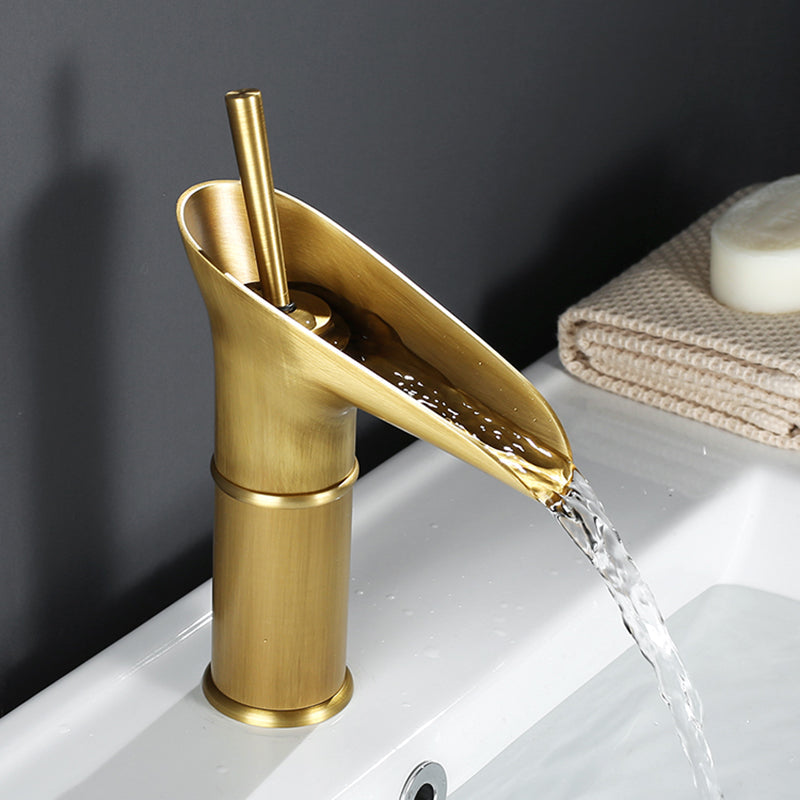 Stilrent guld vandfaldsarmatur, ideelt til et eksklusivt badeværelse design.