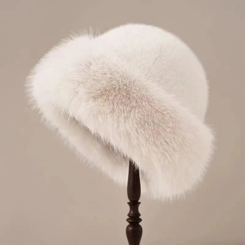 Eksklusiv damehue med elegant pelsdesign. Holder dig varm og chic hele vinteren.