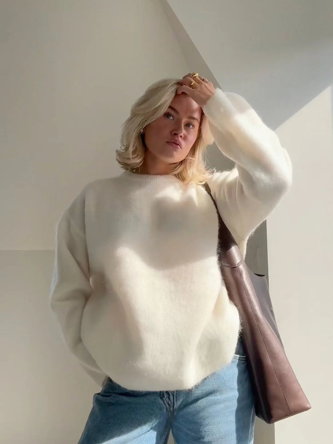 Hvid damepullover i blød strik. Alsidig sweater til hverdag og fest, der giver varme og stil.