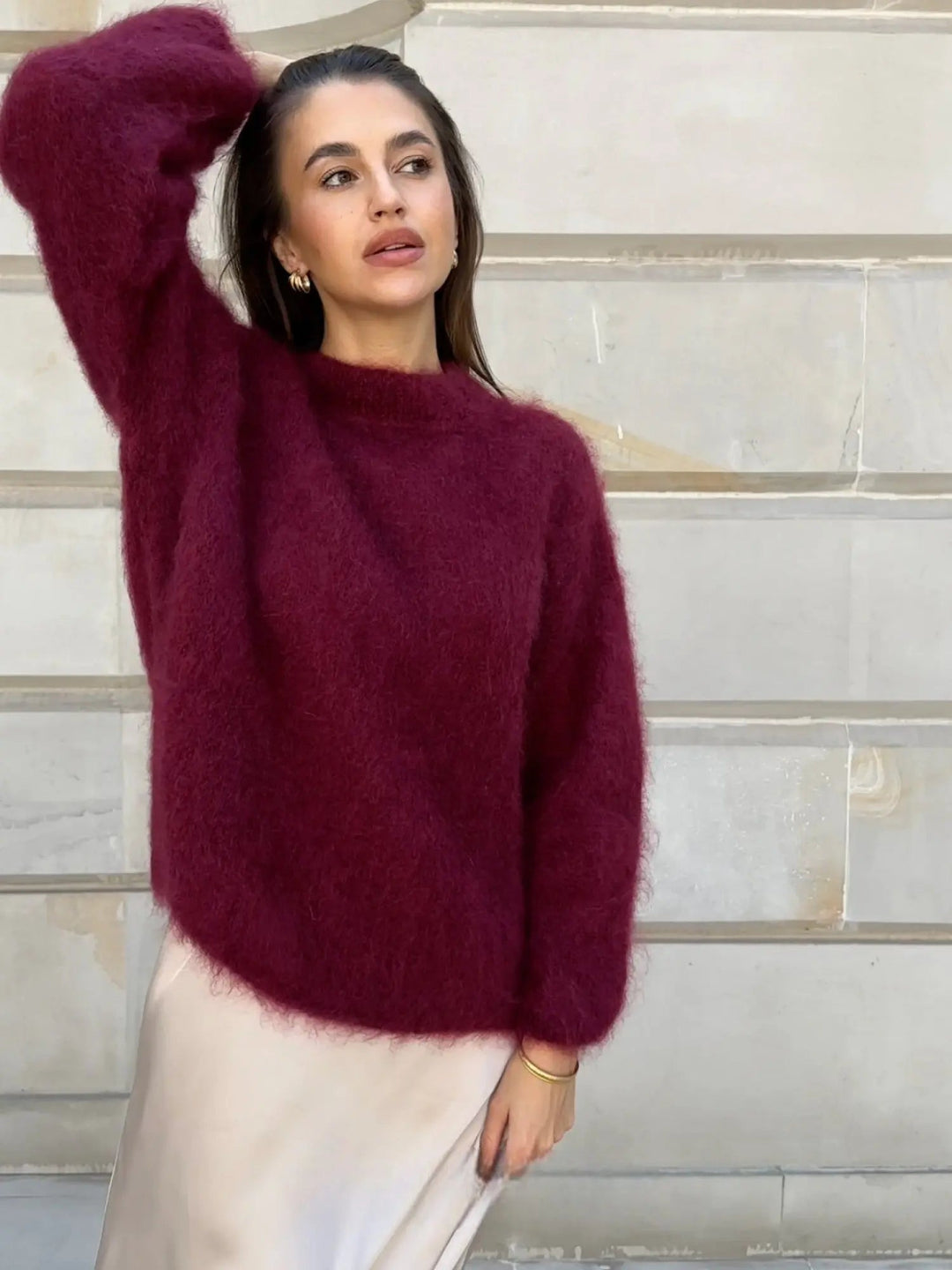 Luksuriøs damepullover i blød strik. En elegant sweater perfekt som varm hverdagstøj og festlig beklædning.