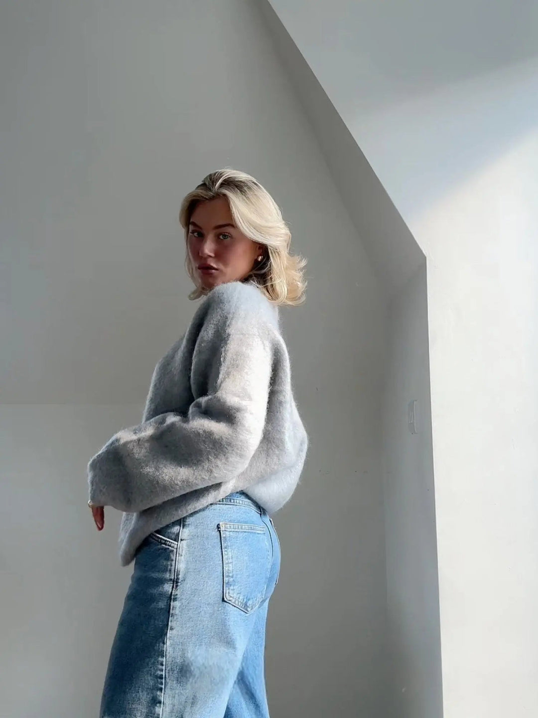 Elegant damepullover for varme og stil. En komfortabel striktrøje, perfekt til luksuriøs vintermode.