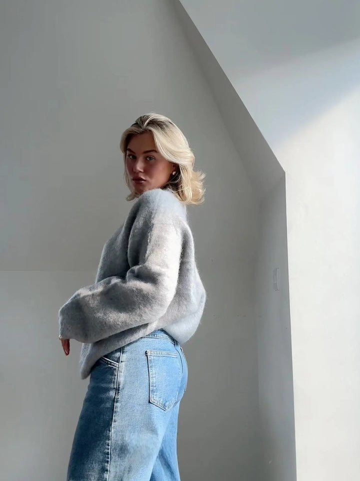 Elegant damepullover for varme og stil. En komfortabel striktrøje, perfekt til luksuriøs vintermode.