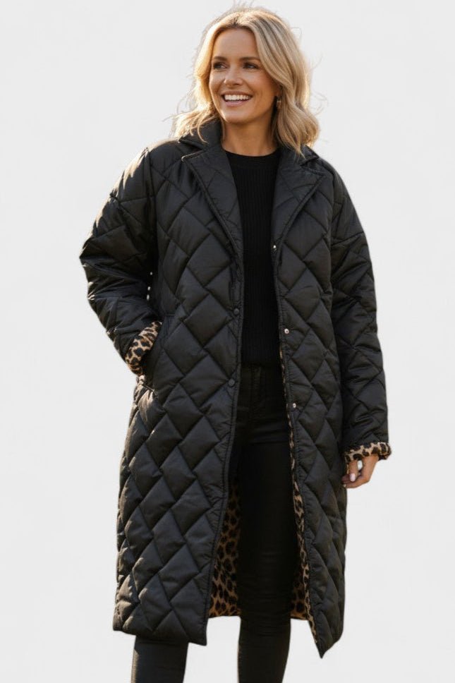 Elegant vendbar damejakke med glat yderside og luksuriøst leopardfor for alsidig stil.
