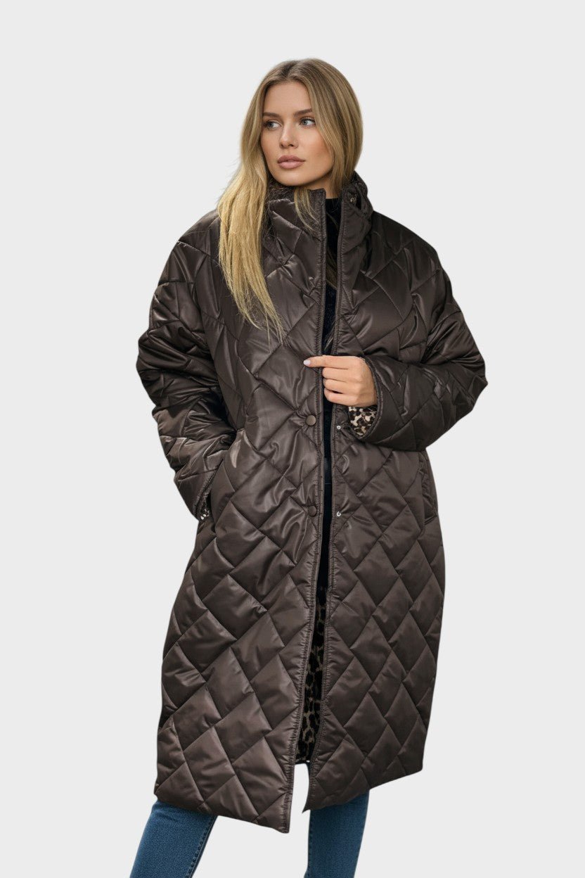 Chic vendbar jakke til kvinder. Skift nemt fra klassisk ensfarvet til iøjnefaldende leopardstil. En ægte modefavorit.