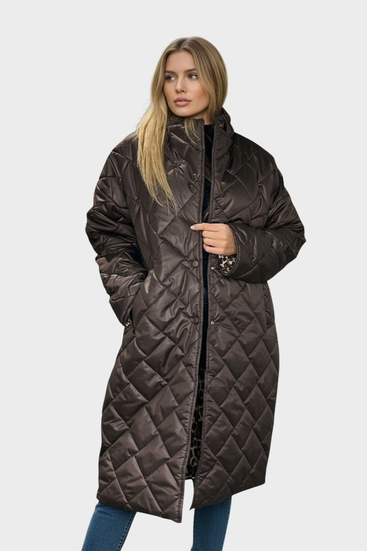 Chic vendbar jakke til kvinder. Skift nemt fra klassisk ensfarvet til iøjnefaldende leopardstil. En ægte modefavorit.