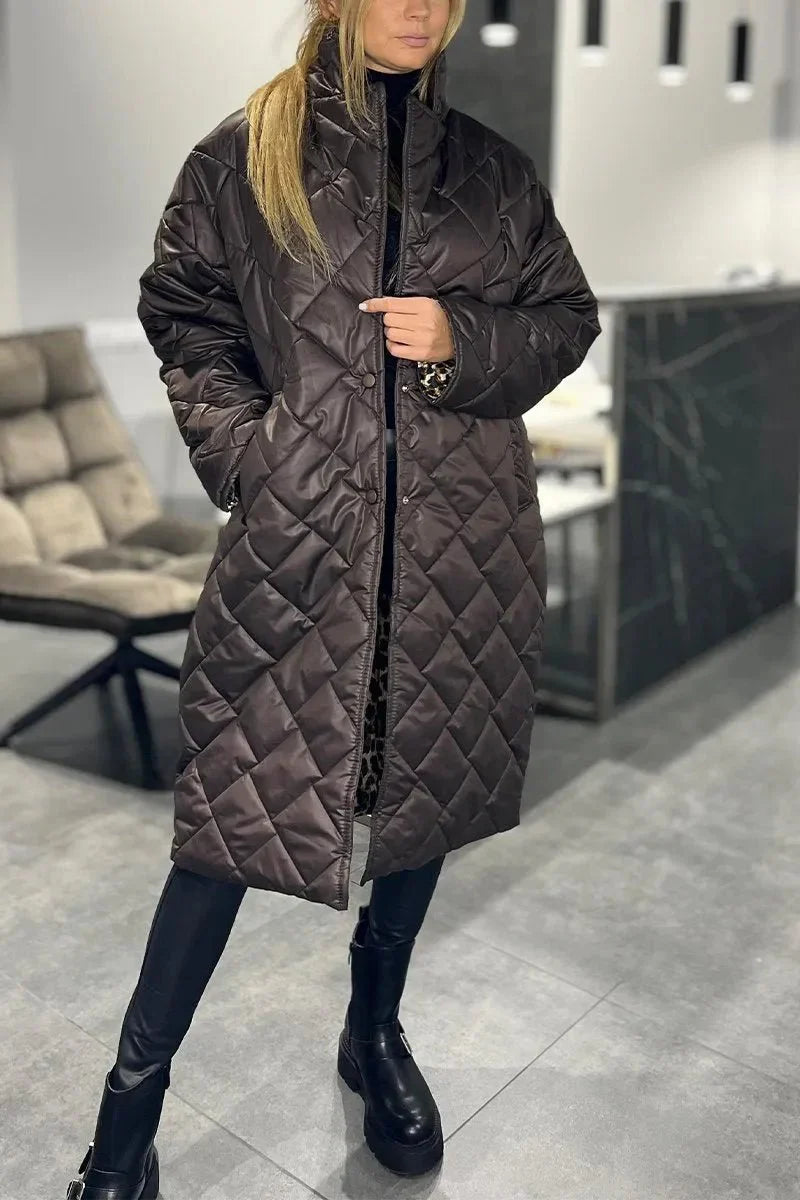 Elegant damejakke med vendbart design. En side i sort, den anden med dristigt leopardmønster for maksimal stil.