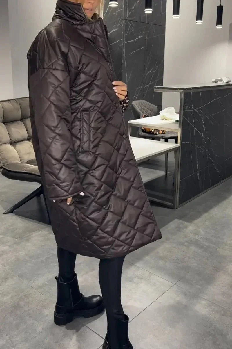 Denne alsidige damejakke er vendbar, byder på både klassisk elegance og et moderne leopardlook. Perfekt til alle anledninger.