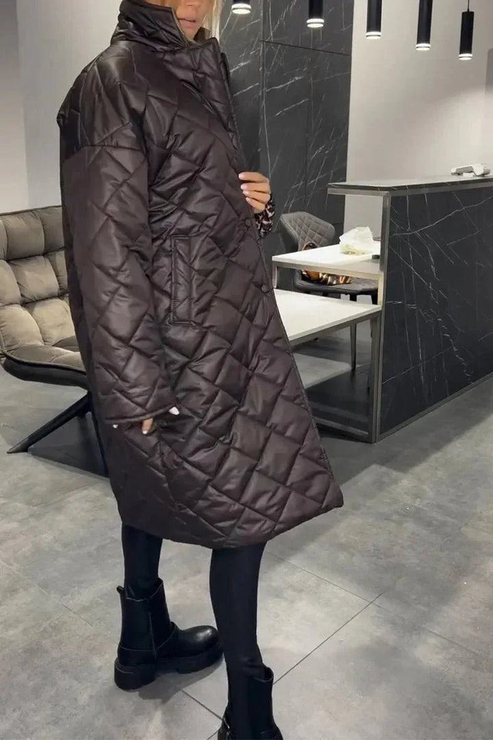 Denne alsidige damejakke er vendbar, byder på både klassisk elegance og et moderne leopardlook. Perfekt til alle anledninger.