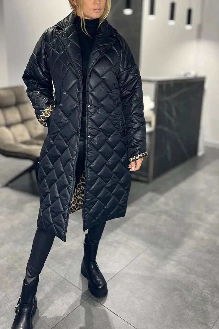 Stilfuld vendbar jakke til kvinder. Den ene side sort, den anden med trendy leopardprint. Perfekt til modebevidste.