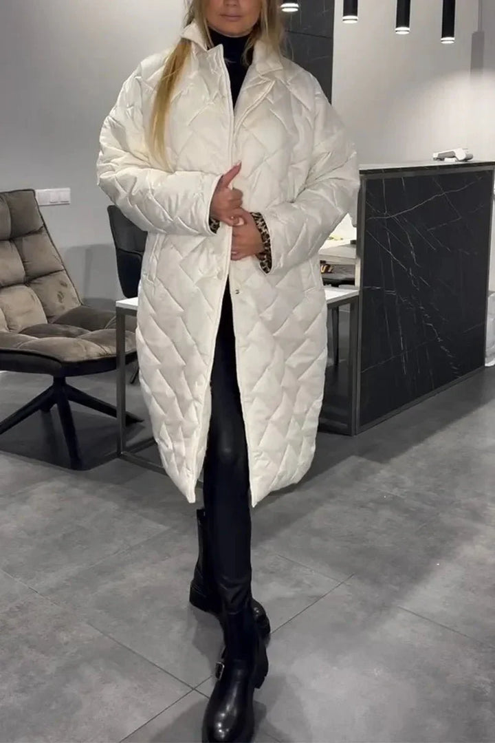 Moderne vendbar damejakke med unikt leopardprint indeni og en klassisk, ensfarvet yderside. Kvalitetsjakke.