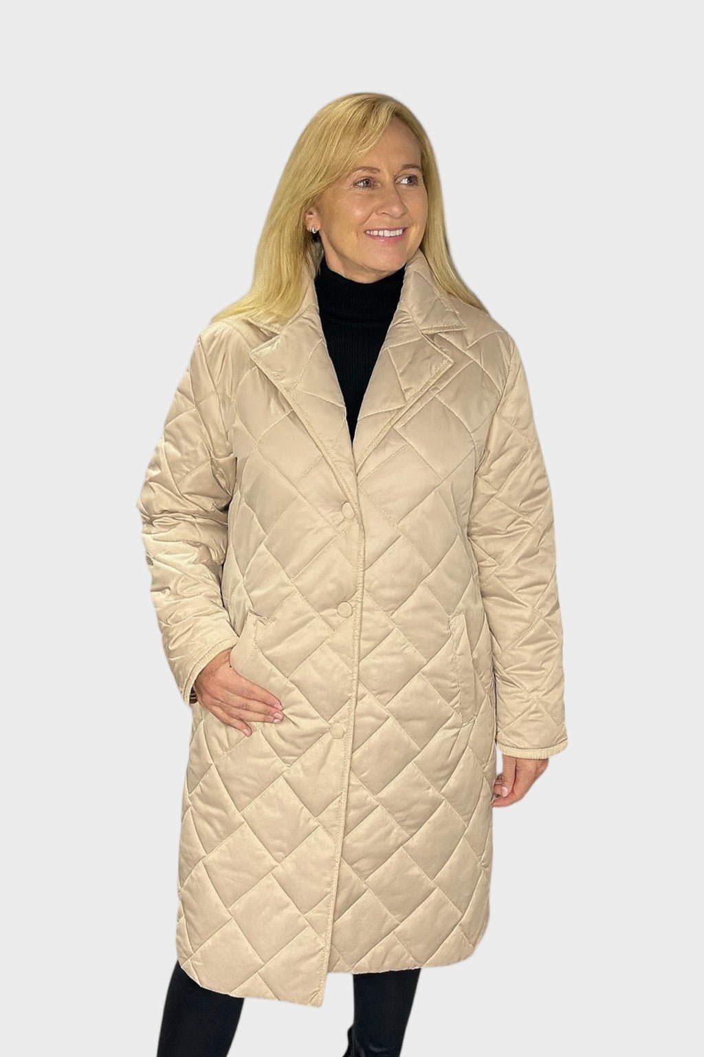 Vendbar efterårsjakke til damer. To stilarter i én: klassisk minimalistisk eller opsigtsvækkende leopard.