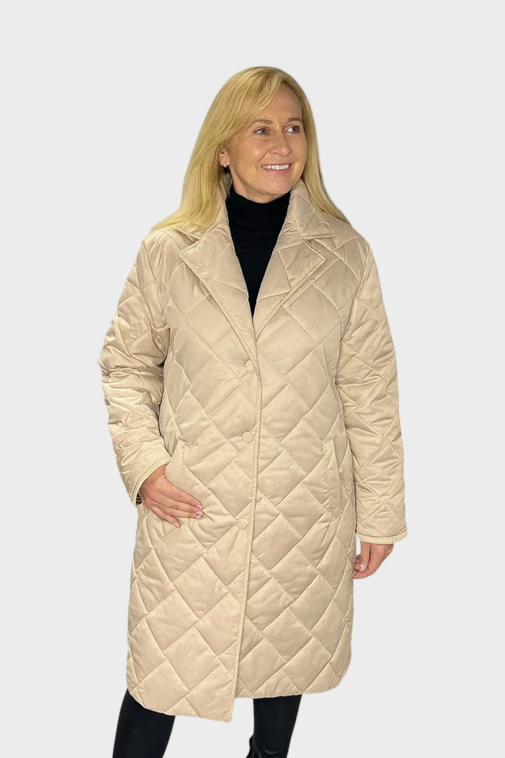 Vendbar efterårsjakke til damer. To stilarter i én: klassisk minimalistisk eller opsigtsvækkende leopard.