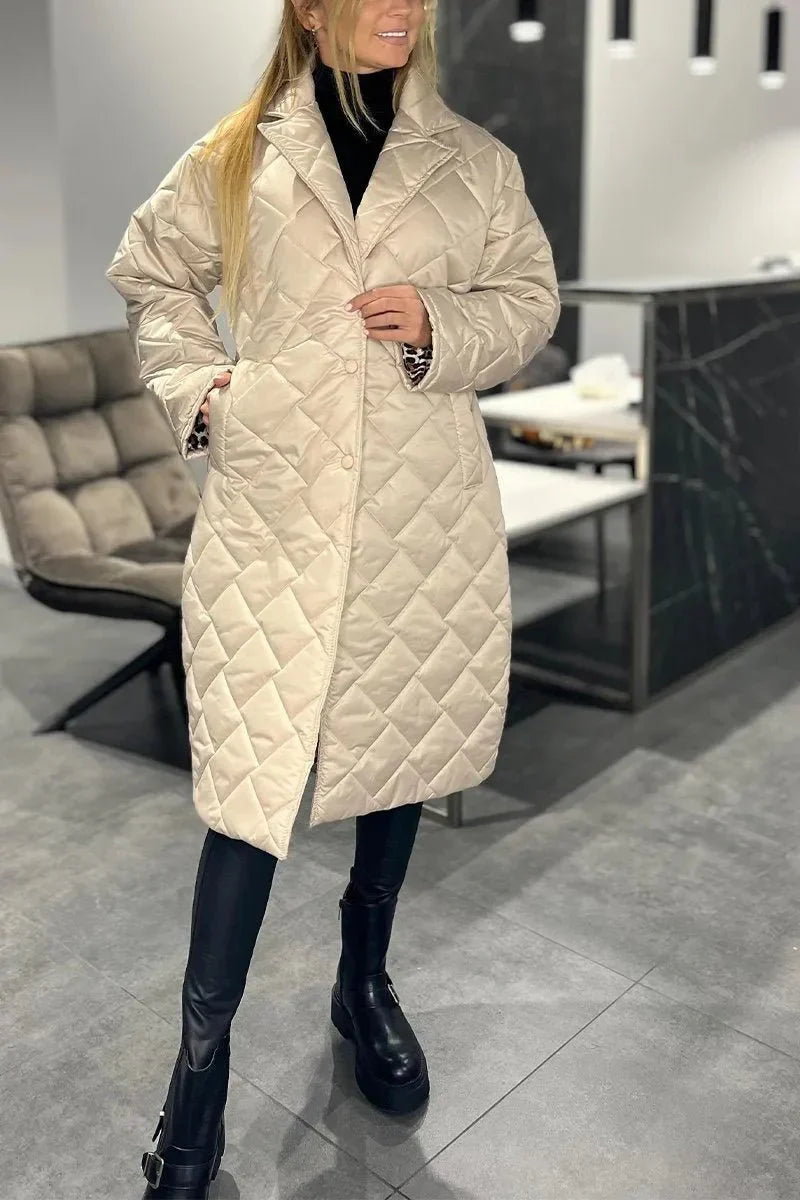 Luksuriøs vendbar damejakke med elegant snit og et trendy leopardprint, der skaber to komplette looks.