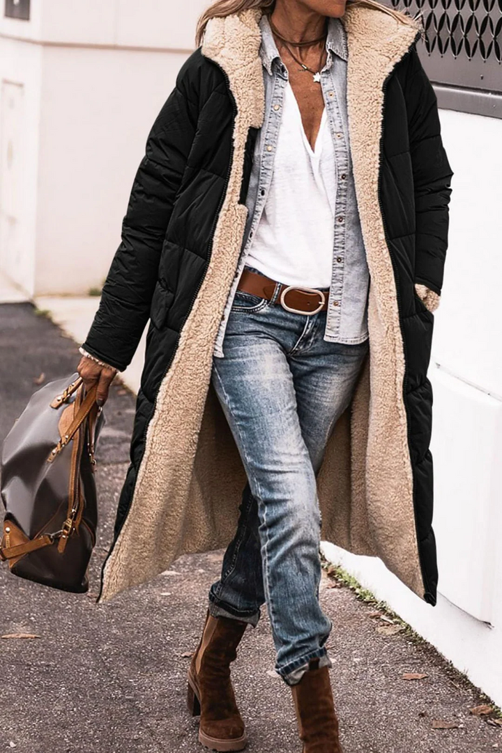 Stilfuld overgangsfrakke til kvinder, vendbar for to looks. Elegant og komfortabel pasform.