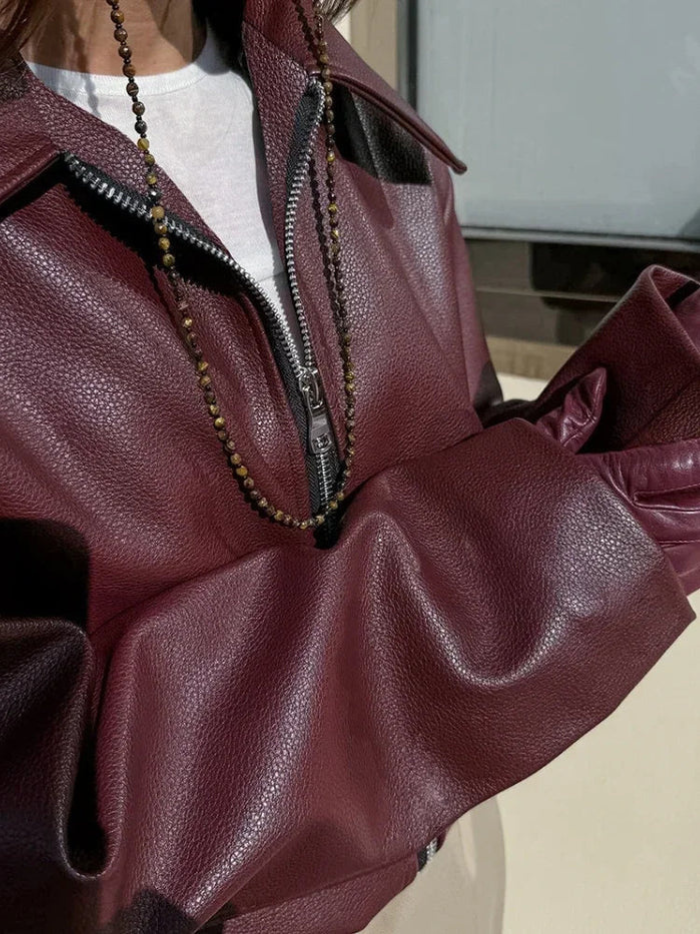 Autentisk vintage bordeaux damejakke. Denne lynlåsjakke tilbyder tidløs elegance for kvinder.